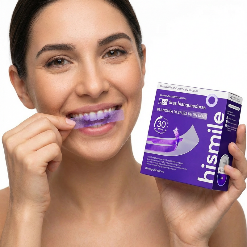 Paso 2: Mujer aplicando la tira LUMORA V34 sobre los dientes